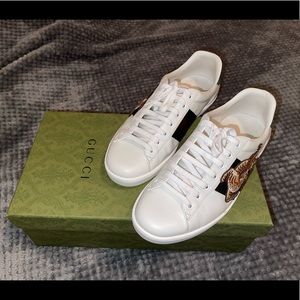 GUCCI ACE TIGER EMBROIDERED LEATHER SNEAKER